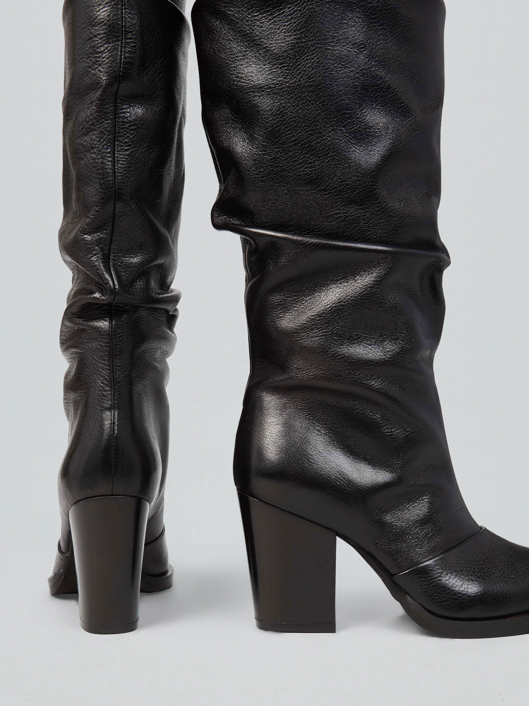 Ovyè Stivali con tacco in pelle nera arricciati 9 cm