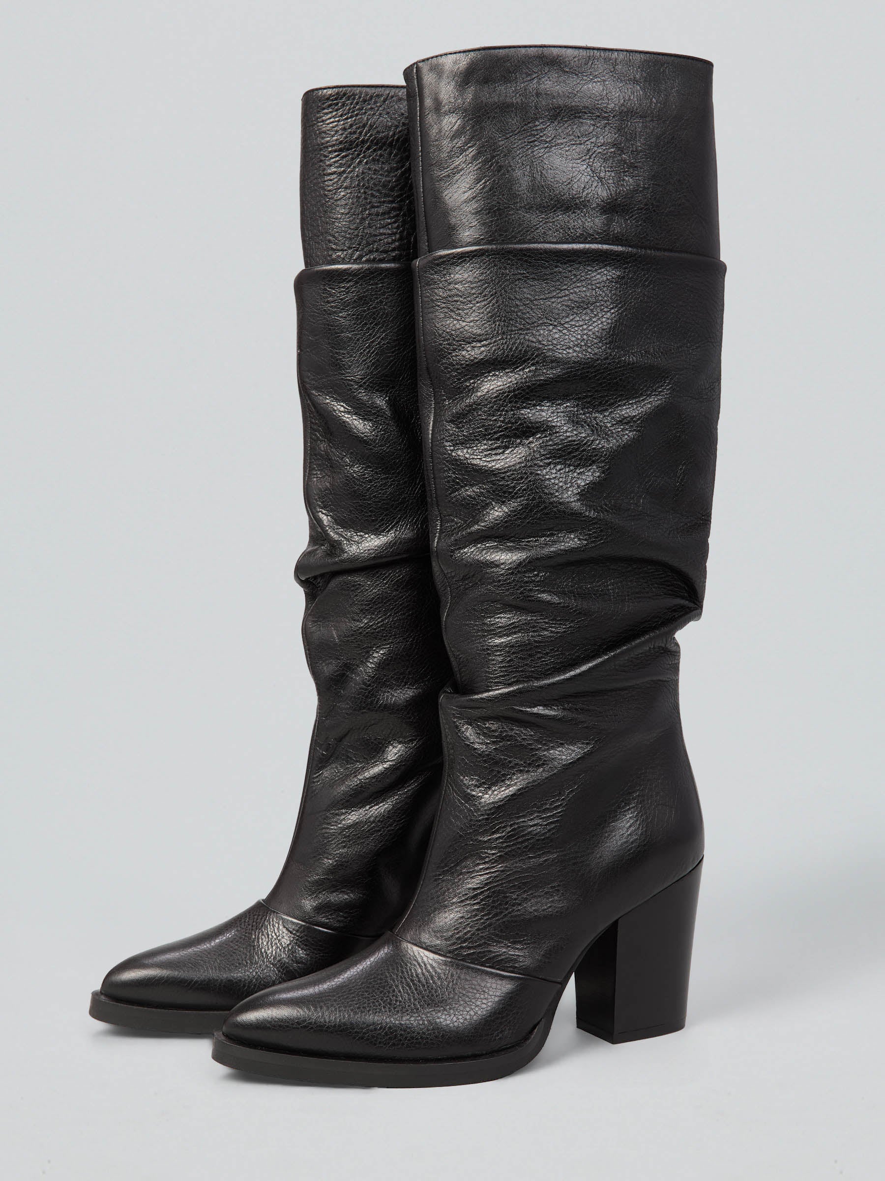 Ovyè Stivali con tacco in pelle nera arricciati 9 cm
