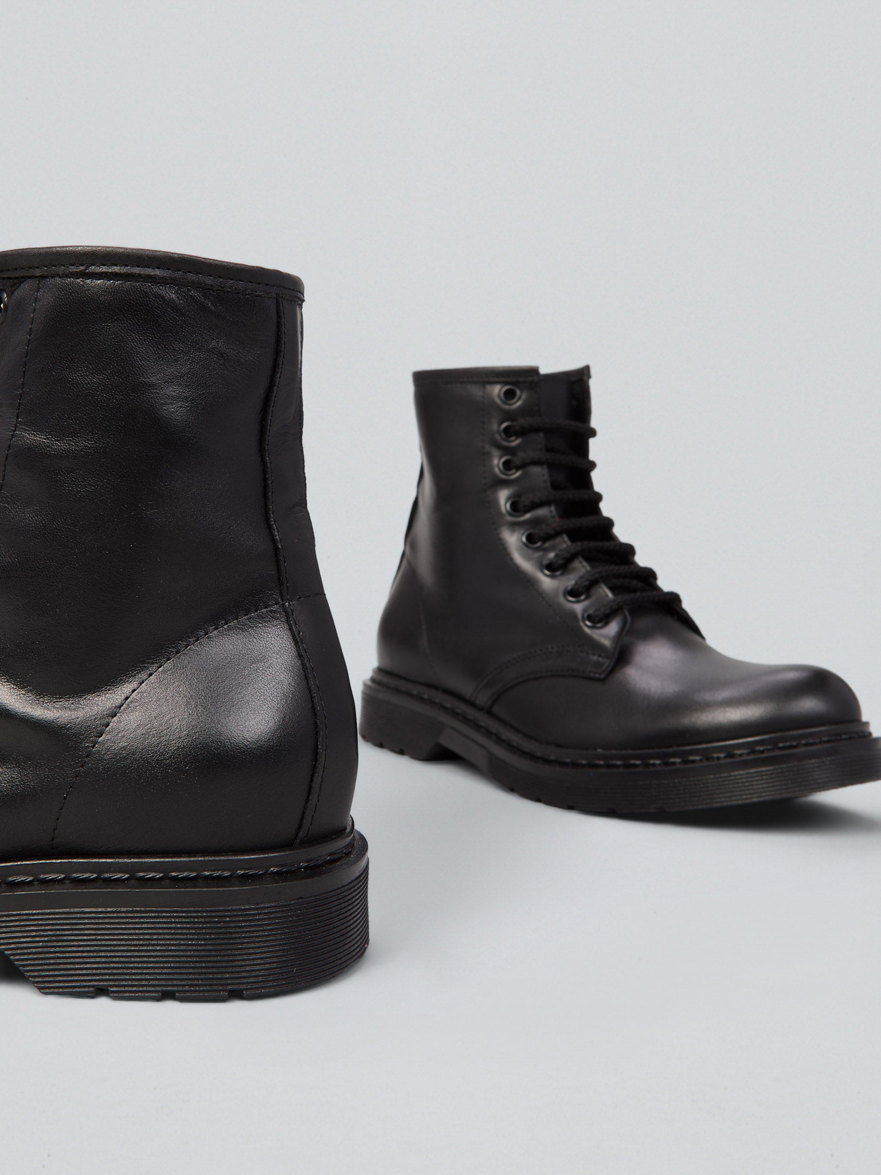 Ovyè Stivali con tacco Anfibi pelle nero 8 fori tacco 3 cm