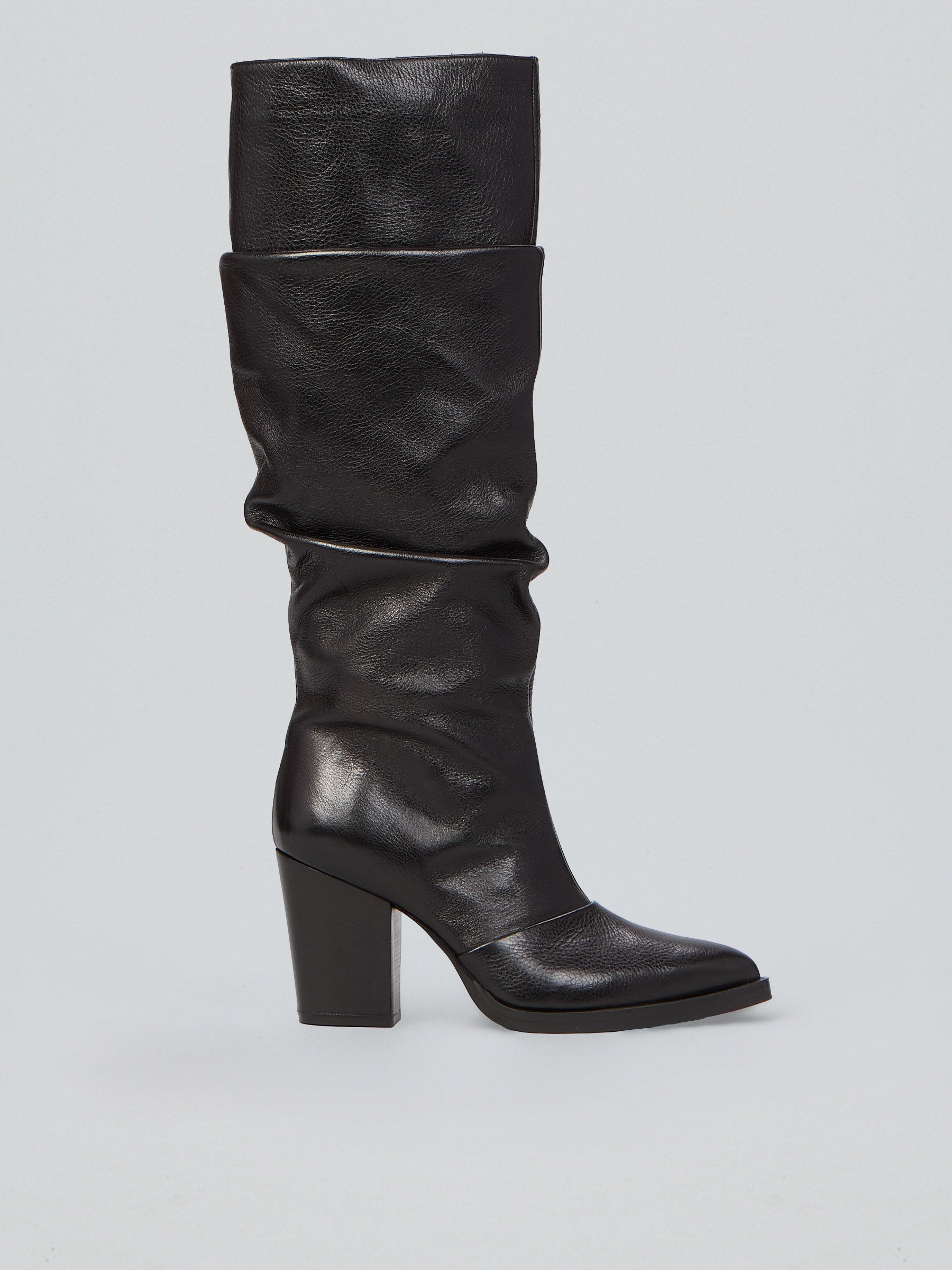 Ovyè Stivali con tacco in pelle nera arricciati 9 cm