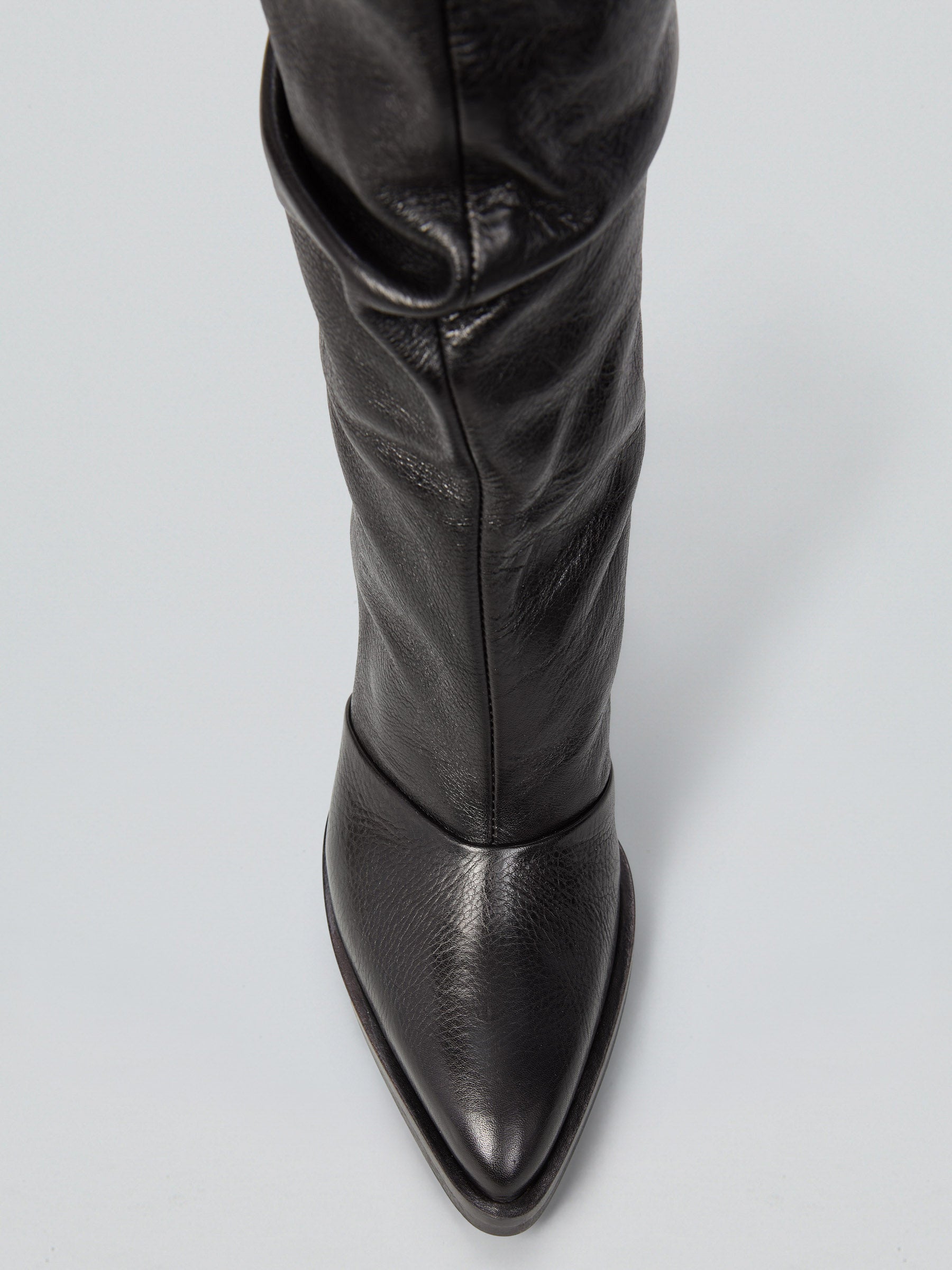 Ovyè Stivali con tacco in pelle nera arricciati 9 cm
