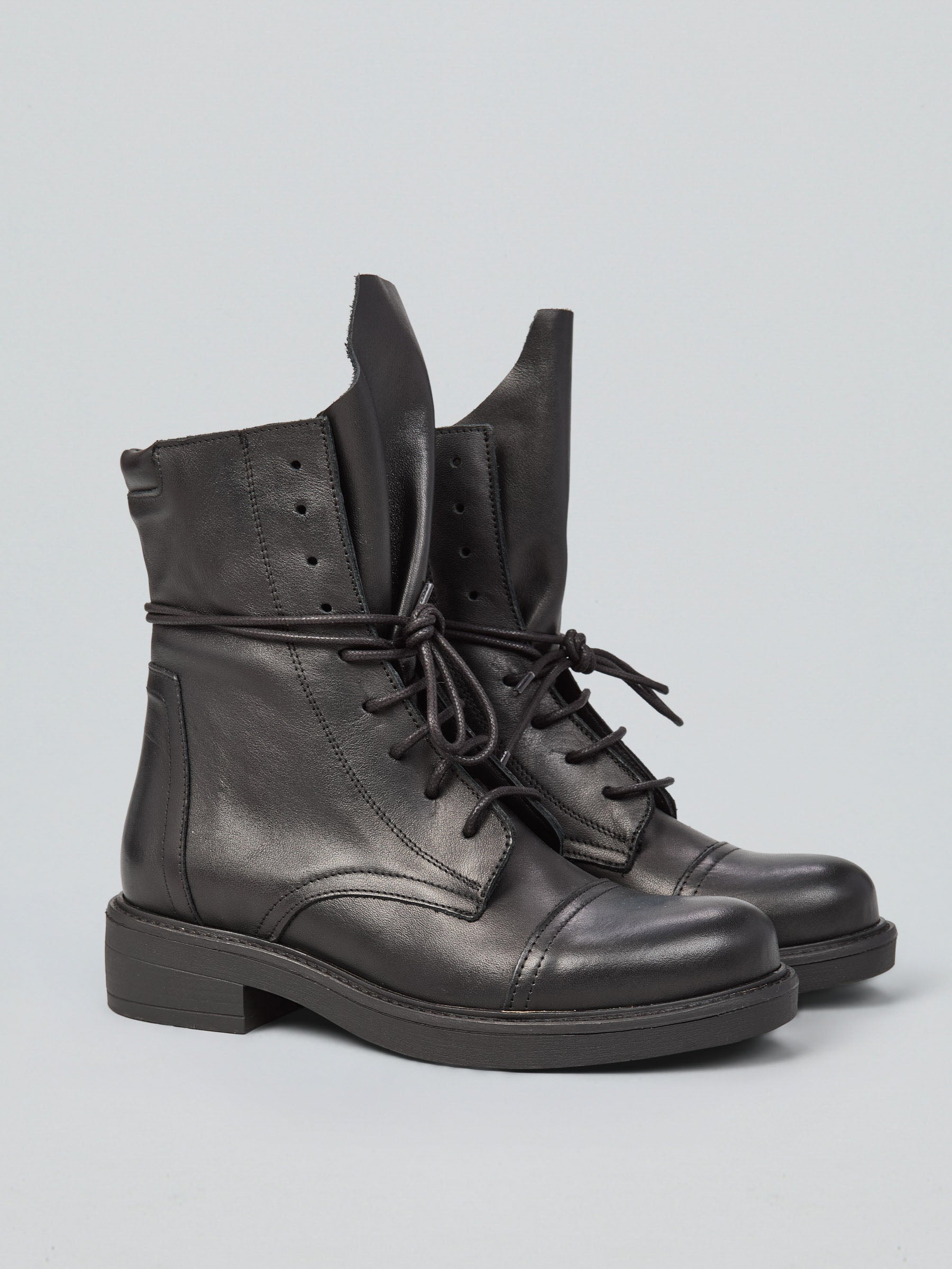 Ovyè Stivali con tacco Anfibi in pelle nero tacco 4 cm